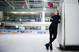 femme patineuse artistique à la patinoire. photo