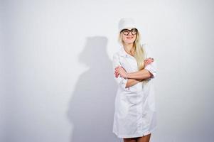 jolie blonde femme médecin ou infirmière en blouse de laboratoire et lunettes isolées sur fond blanc. photo