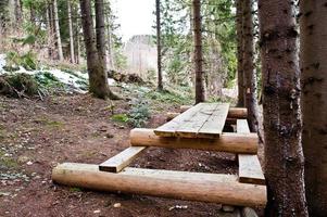 grande table forestière en bois dans les carpates. photo