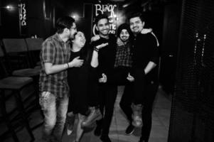 groupe d'amis indiens s'amusant et se reposant à la discothèque. photo