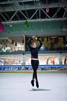 femme patineuse artistique à la patinoire. photo