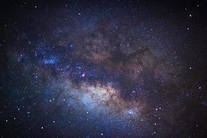 gros plan du centre de la galaxie de la voie lactée, photographie à longue exposition. à grains photo
