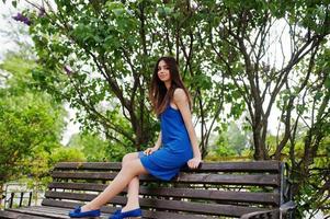 adolescente en robe bleue posée en plein air à la journée ensoleillée. photo