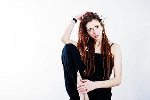 tournage en studio d'une fille en noir avec des dreads sur fond blanc. photo