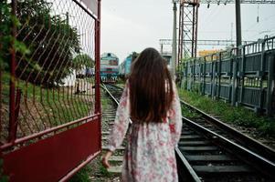 portrait de style de vie de jeune fille posant sur la gare. photo