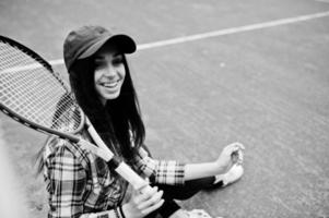 jeune joueuse sportive avec une raquette de tennis sur un court de tennis. photo