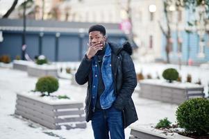 l'homme africain porte une veste par temps froid d'hiver posé à l'extérieur. photo