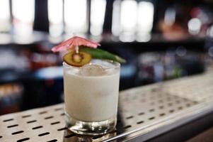 cocktail alcoolisé en verre sur table de bar. photo