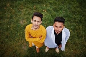 deux amis indiens élégants en vêtements traditionnels posés à l'extérieur, vue d'en haut. photo