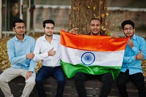 groupe de quatre hommes indiens d'asie du sud avec le drapeau de l'inde. photo