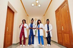 groupe d'étudiantes africaines en médecine au collège. photo