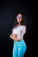 portrait d'une jeune femme heureuse en haut blanc et pantalon bleu avec une tasse de café à la main. photo