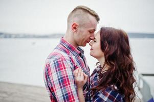 couple élégant portant une chemise à carreaux amoureux ensemble. photo