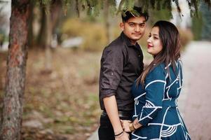 histoire d'amour d'un couple indien posé en plein air. photo