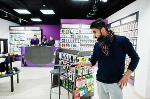 acheteur client indien dans un magasin de téléphonie mobile faisant du selfie par smartphone sur un bâton monopode. concept de peuples et de technologies d'asie du sud. magasin de téléphonie mobile. photo