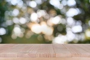 dessus de table en bois sur fond vert bokeh photo