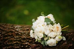 beau bouquet de mariée tendre et bagues. photo