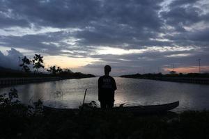 silhouette d'une personne sur le lac photo