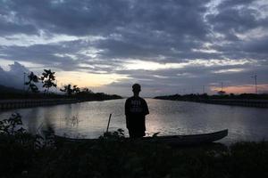 silhouette d'une personne sur le lac photo