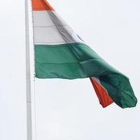 drapeau indien flottant, drapeau indien le jour de l'indépendance et le jour de la république de l'inde, agitant le drapeau indien, har ghar tiranga photo