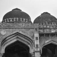 architecture moghole à l'intérieur des jardins lodhi, delhi, inde, belle architecture à l'intérieur de la mosquée à trois dômes dans le jardin lodhi serait la mosquée du vendredi pour la prière du vendredi, tombe du jardin lodhi photo