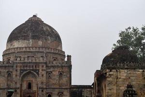 architecture moghole à l'intérieur des jardins lodhi, delhi, inde, belle architecture à l'intérieur de la mosquée à trois dômes dans le jardin lodhi serait la mosquée du vendredi pour la prière du vendredi, tombe du jardin lodhi photo