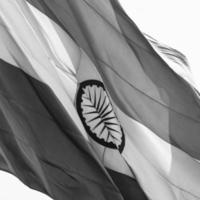 drapeau indien flottant à connaught place avec fierté dans le ciel bleu, drapeau indien flottant, drapeau indien le jour de l'indépendance et le jour de la république indienne, agitant le drapeau indien, battant des drapeaux indiens - noir et blanc photo
