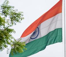 drapeau indien flottant, drapeau indien le jour de l'indépendance et le jour de la république de l'inde, agitant le drapeau indien, har ghar tiranga photo