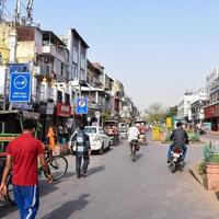 vieux delhi, inde, 15 avril 2022 - groupe non identifié d'hommes marchant dans les rues du vieux delhi, photographie de rue du marché chandni chowk du vieux delhi pendant la matinée, photographie de rue du vieux delhi photo