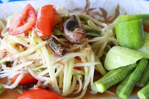 salade de papaye piquante et épicée, cuisine thaïlandaise photo