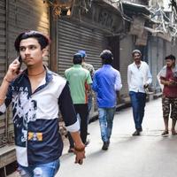 vieux delhi, inde, 15 avril 2022 - groupe non identifié d'hommes marchant dans les rues du vieux delhi, photographie de rue du marché chandni chowk du vieux delhi pendant la matinée, photographie de rue du vieux delhi photo