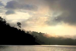 montagne et lac de khao sok en thaïlande photo