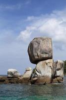 grande pile de voûte en pierre à la mer d'andaman près de koh lipe, thaïlande photo