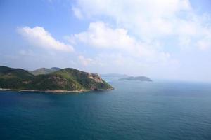 plage en vue grand angle, magnifique paysage marin de la célèbre destination touristique de thaïlande photo