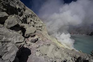 Mine de soufre à l'intérieur du cratère du volcan Ijen, East Java, Indonésie photo