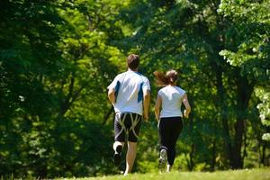 jeune couple faisant du jogging photo