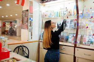 portrait de vendeur de jeune femme caucasienne. petite entreprise de magasin de souvenirs de bonbons. photo