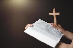 une femme lisant la bible et priant pour la bénédiction de dieu avec foi en son pouvoir l'idée de la foi dans le pouvoir sacré de dieu par la prière à lui le christianisme, jésus photo