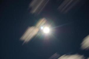 lune brillante dans la nuit photo