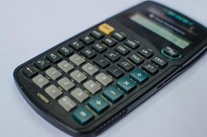 calculatrice grande sur gris photo