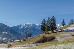 diverses montagnes avec de la neige photo