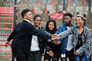jeunes amis africains de la génération Y sur une salle de sport en plein air. des noirs heureux s'amusant ensemble. concept d'amitié génération z. photo