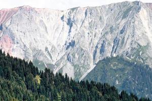 vue aérienne des ruines de l'ancien château de khikhani au sommet de la montagne dans la région d'adjarie, géorgie photo