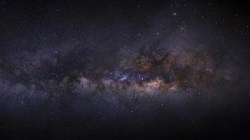 panorama galaxie voie lactée sur un ciel nocturne, photographie longue exposition, avec grain. photo