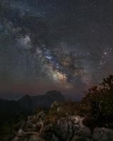 galaxie de la voie lactée au-dessus de la montagne. paysage de nuit d'exposition longue durée. avec grain photo