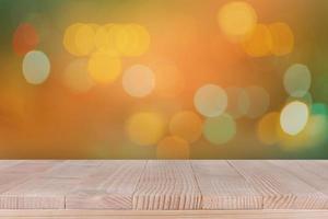 dessus de table en bois sur fond orange bokeh photo