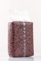 riz riceberry dans un sac en plastique sous vide photo