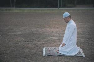 prière de l'homme islam asiatique, jeune musulman priant, concept du festival du ramadan photo