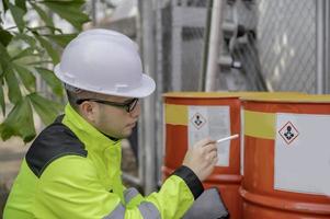 l'ingénieur vérifie le carburant, vérifie la livraison des marchandises, vérifie la validité du produit. photo