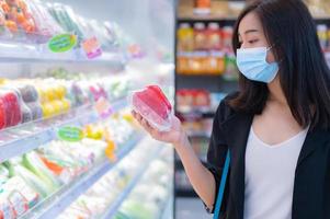 belle femme asiatique faisant du shopping avec des sacs à provisions au grand magasin, les thaïlandais font leurs courses au centre commercial, mode de vie d'une fille moderne, concept de femme heureuse photo